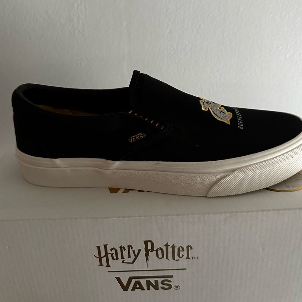 New in box HUFFLEPUFF VANS slip ons women’s 9 men’s 7.5 black yellow